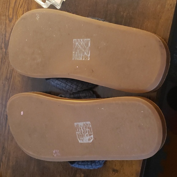 Vinyard Vines flip-flops - Picture 3 of 3